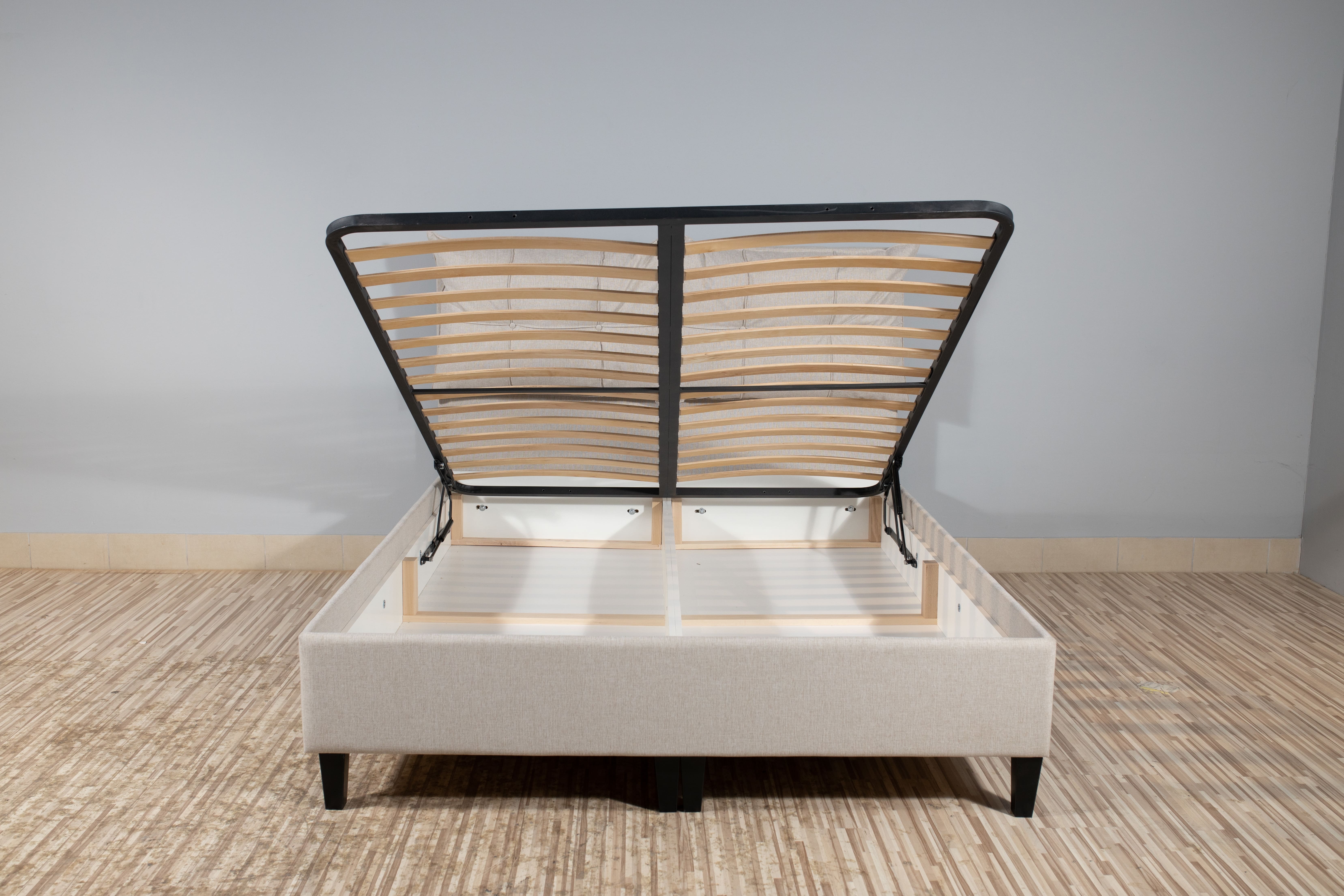 Sommier coffre ouvert révélant un espace de rangement sous le matelas