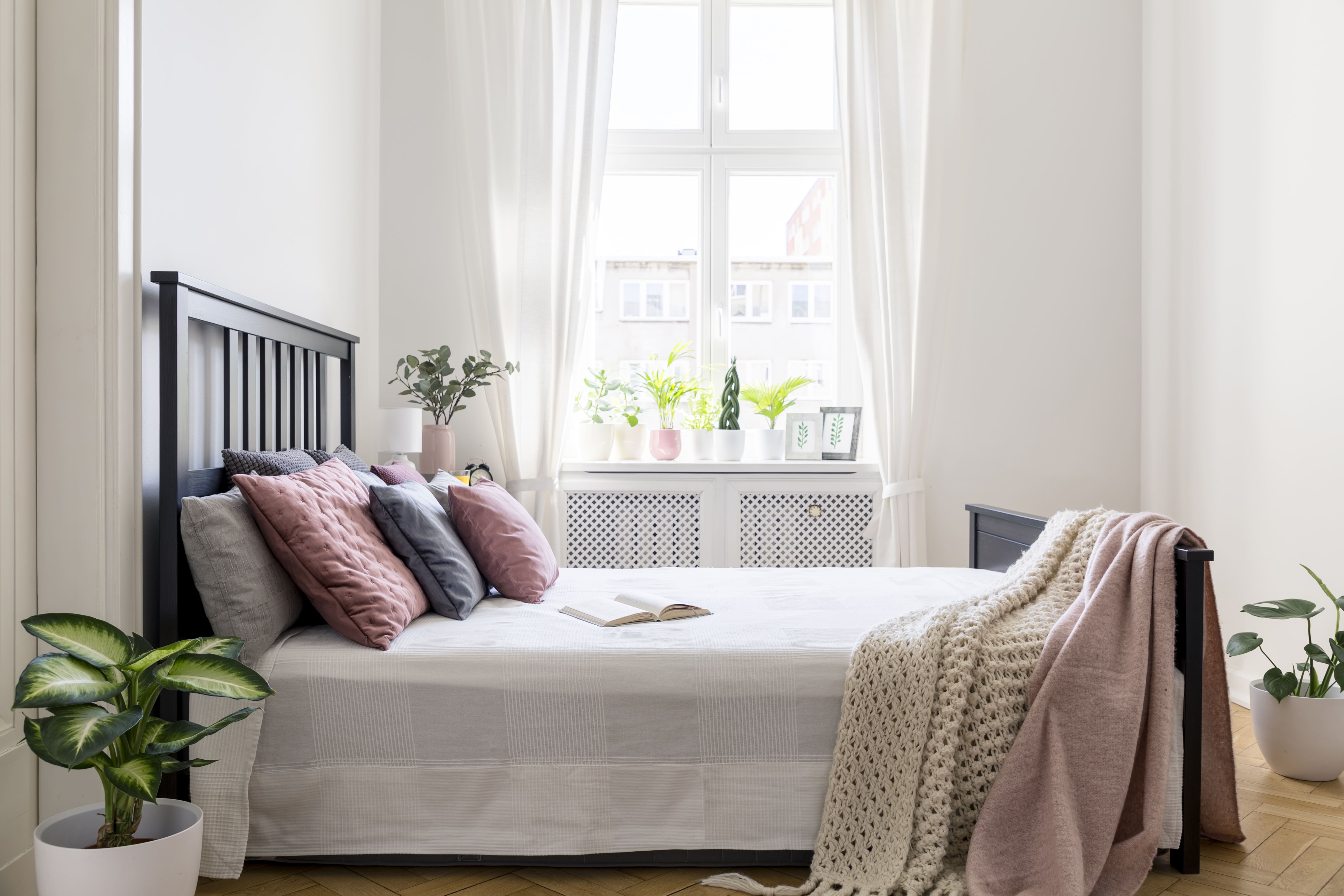 Sélection de matelas universels 2026 exposés dans une chambre moderne et lumineuse