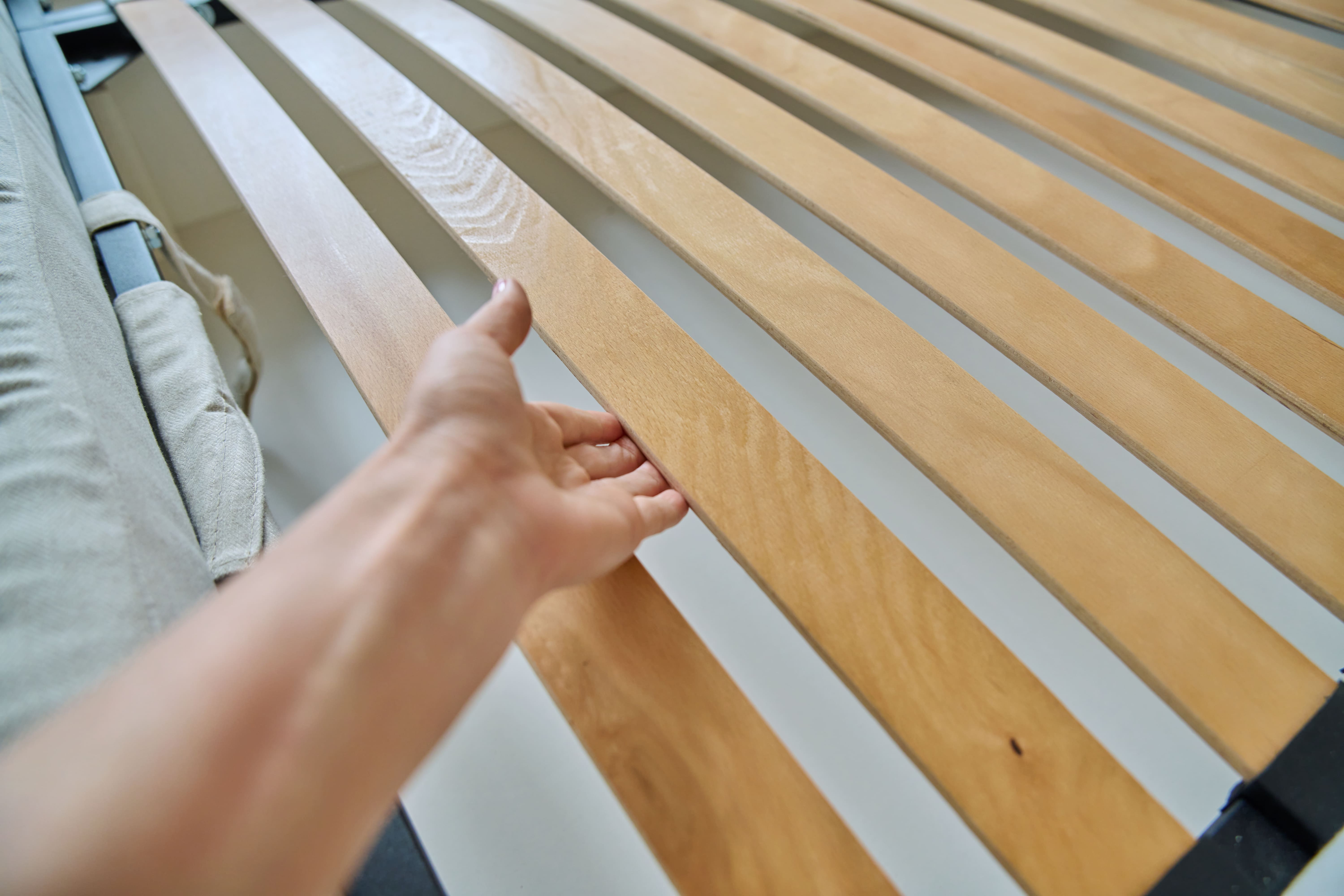 Gros plan sur les lattes en bois d'un sommier adapté au matelas à mémoire de forme