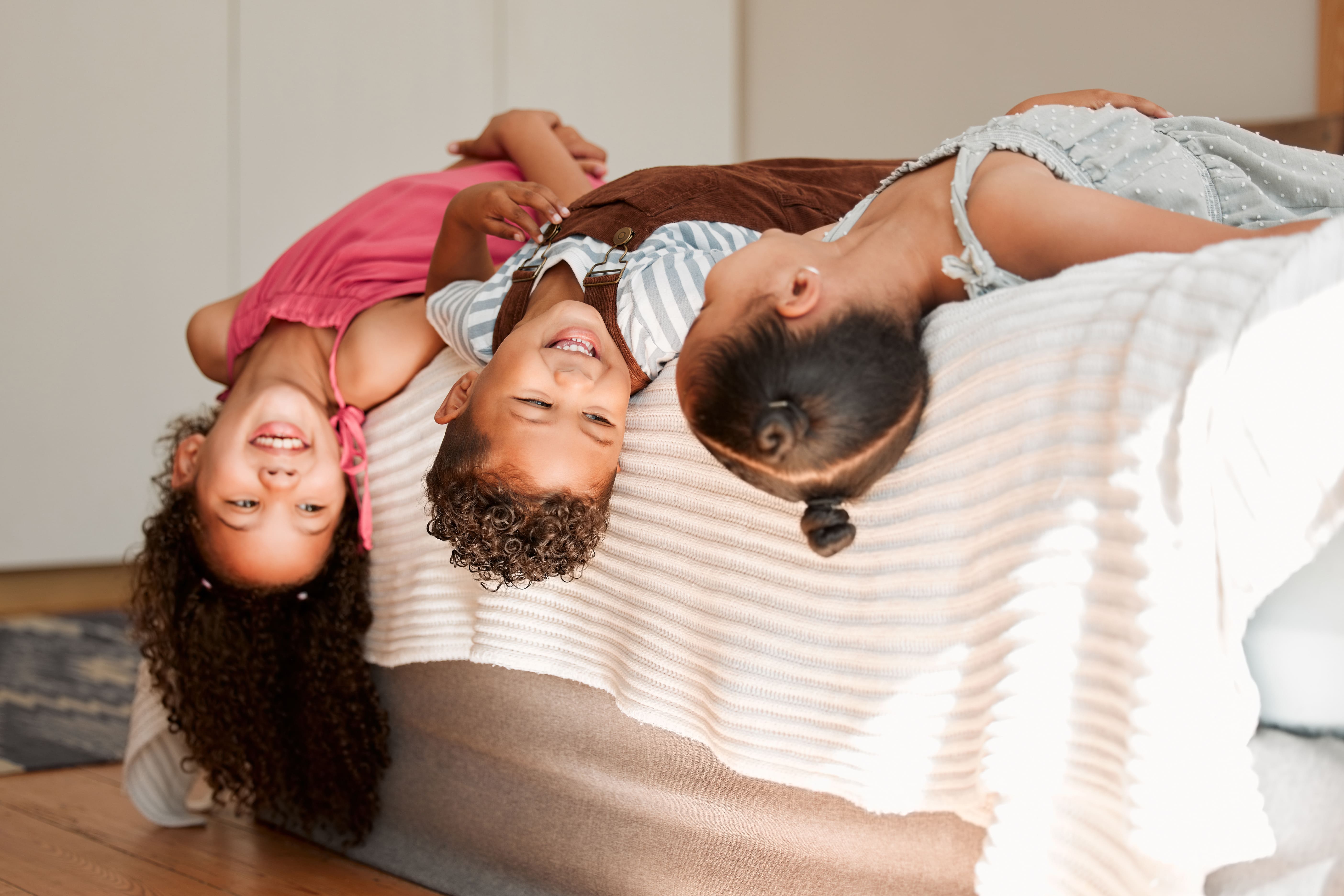 Enfants jouant sur un matelas confortable et sain, sélection 2026