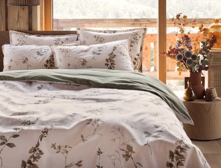 Lit douillet avec linge de lit hivernal en flanelle et couette épaisse pour des nuits chaudes en hiver