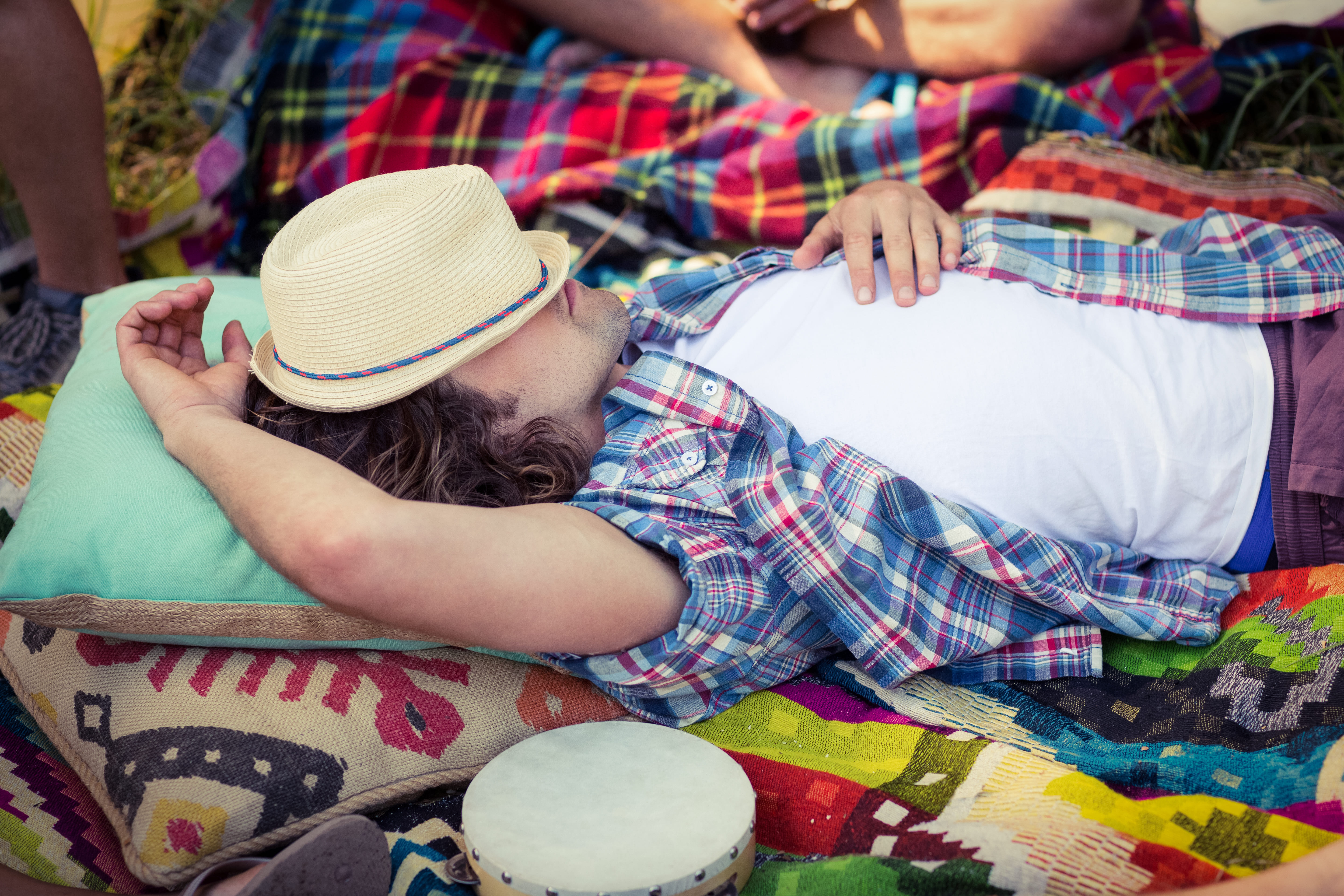 Homme se reposant lors d'une sieste en plein air, rituel culturel de repos diurne