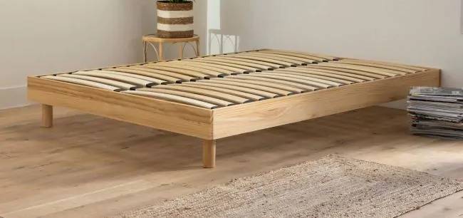 Sommier en bois massif naturel avec lattes espacées pour une aération optimale du matelas