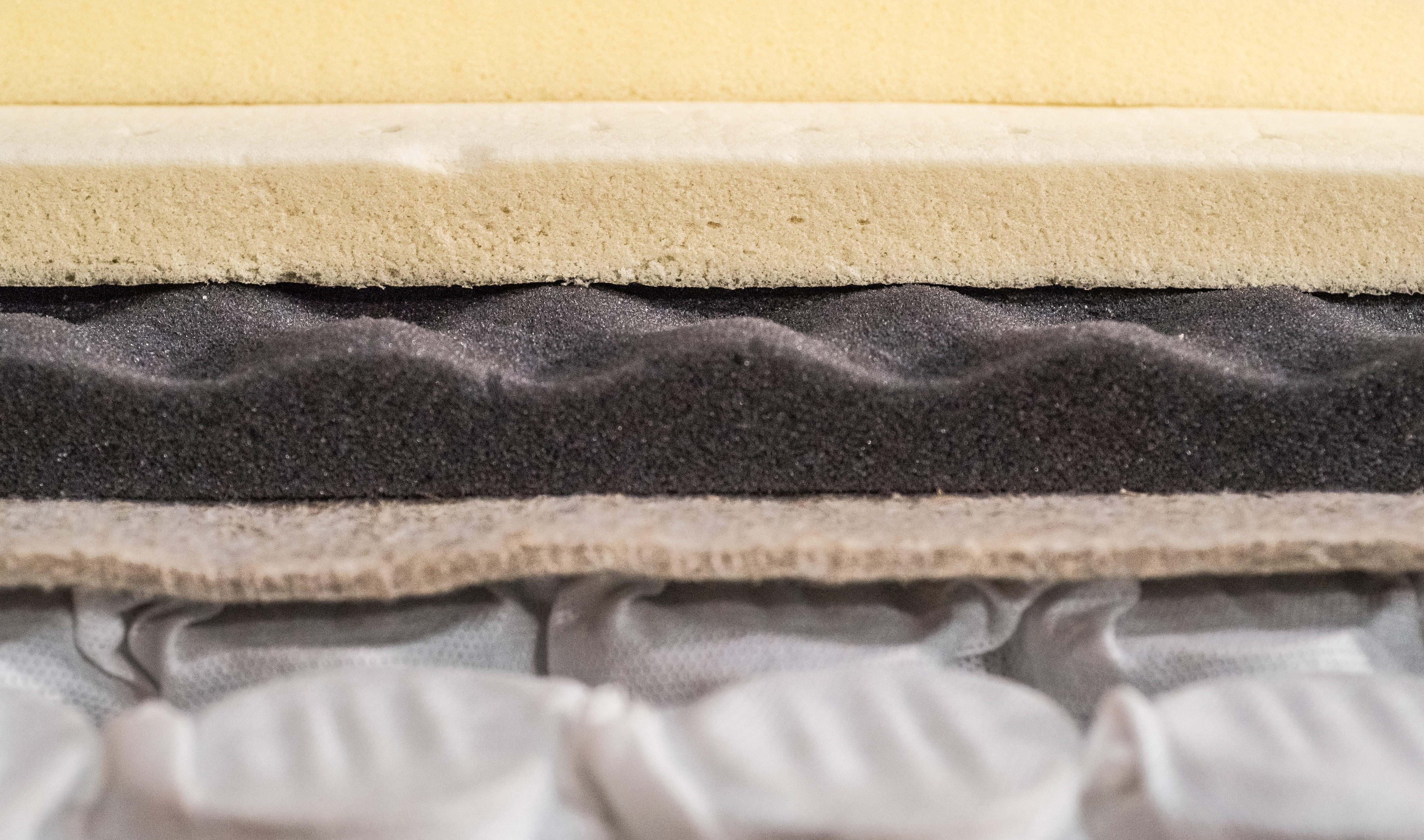 Matelas mousse et latex comparés — coupe transversale montrant les différentes couches