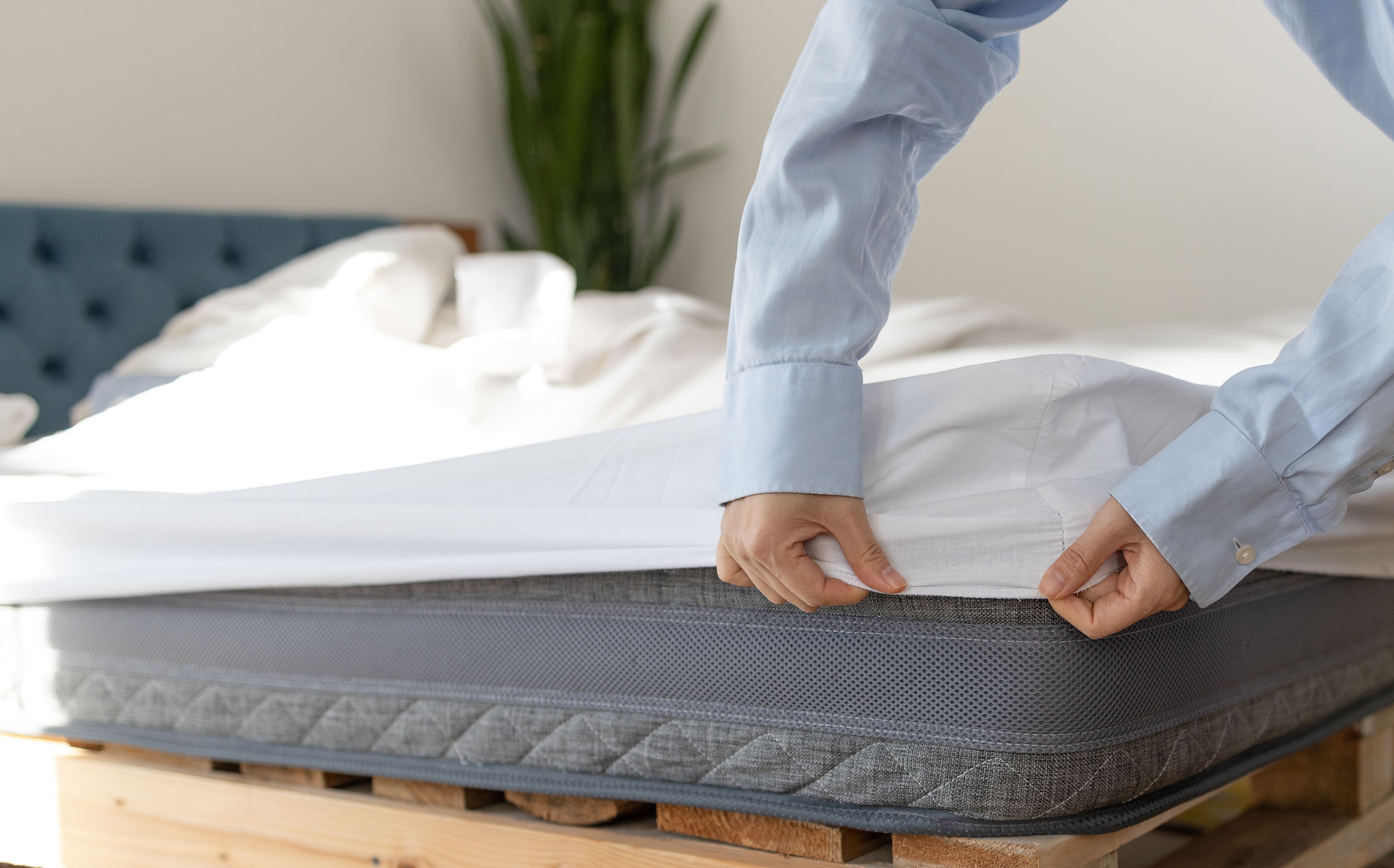Pose d'un protège-matelas sur un matelas pour le protéger et prolonger sa durée de vie