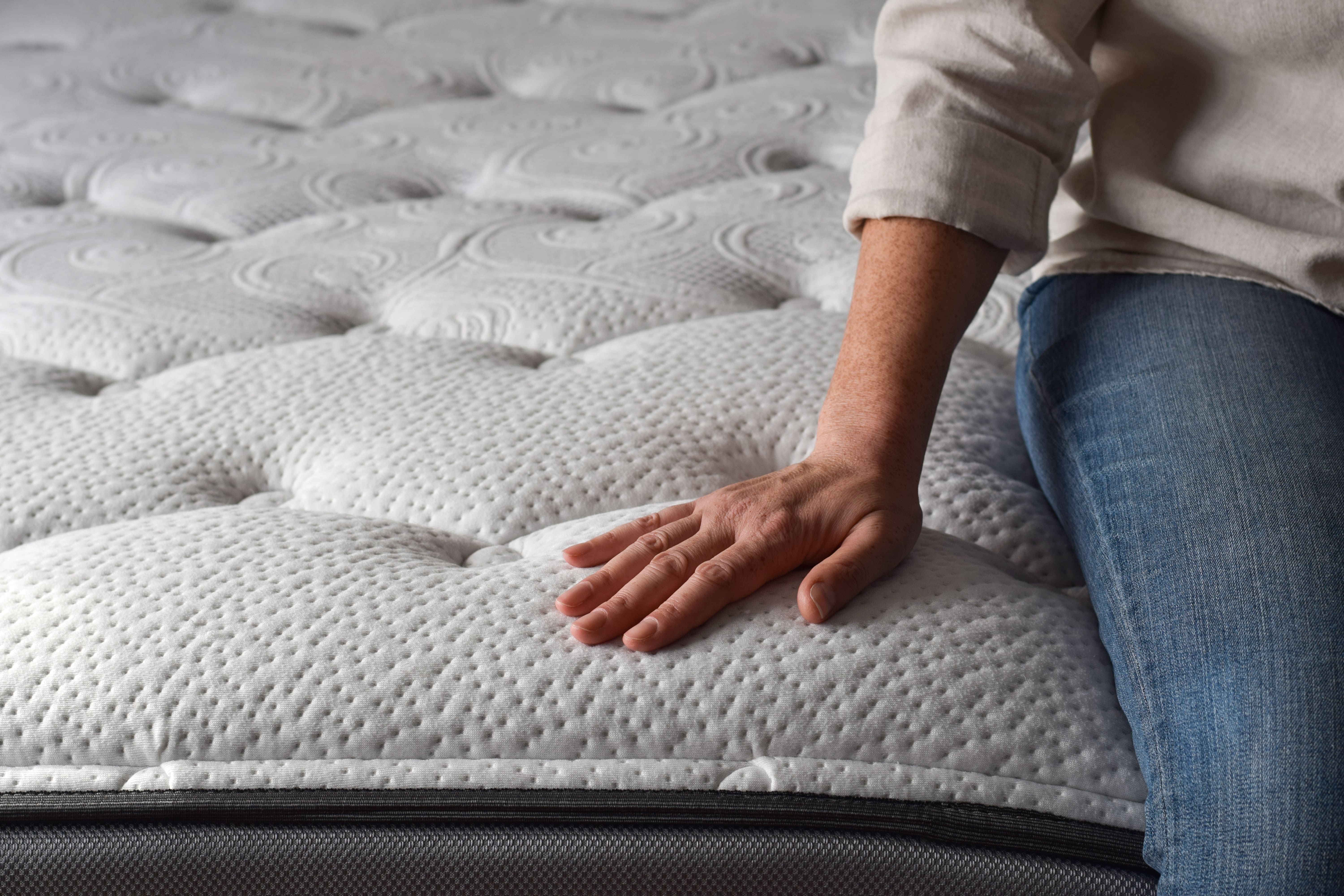 Matelas hybride et mémoire de forme comparés — confort, soutien, respirabilité et prix 2026